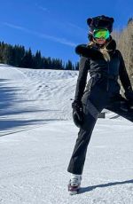 KELLY BENSIMON OUt at Slopes in Aspen 01/17/2022