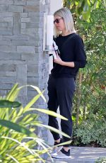 KELLY RIZZO Collects Mail Outside Her Home in Los Angeles 01/20/2022