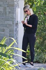 KELLY RIZZO Collects Mail Outside Her Home in Los Angeles 01/20/2022