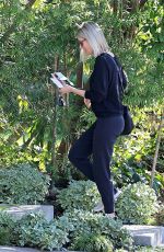 KELLY RIZZO Collects Mail Outside Her Home in Los Angeles 01/20/2022