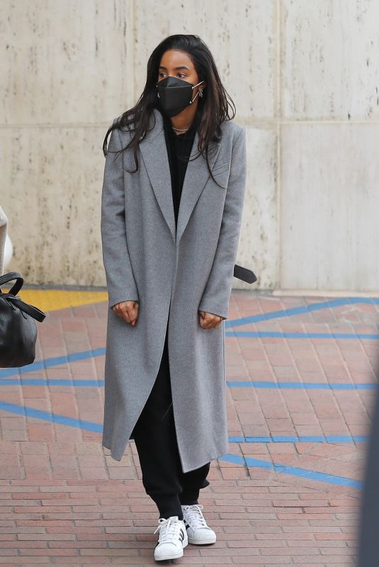 KELLY ROWLAND Shopping at Neiman Marcus in Beverly Hills 01/15/2022