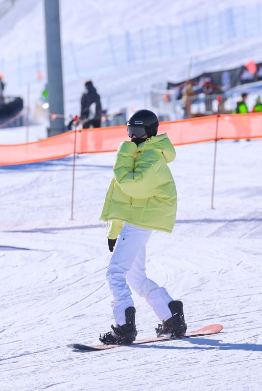 KENDALL JENNER Out Snowboarding with Friends in Aspen 01/17/2022