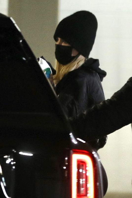 KHLOE KARDASHIAN Leaves a Dance Class in West Hollywood 01/10/2022
