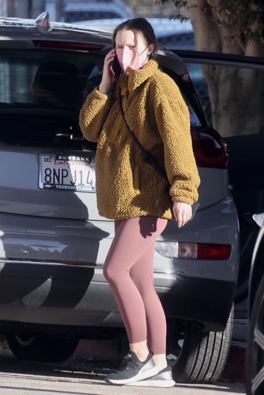 KRISTEN BELL Out for Her Daily Morning Walk in Los Feliz 01/12/2022