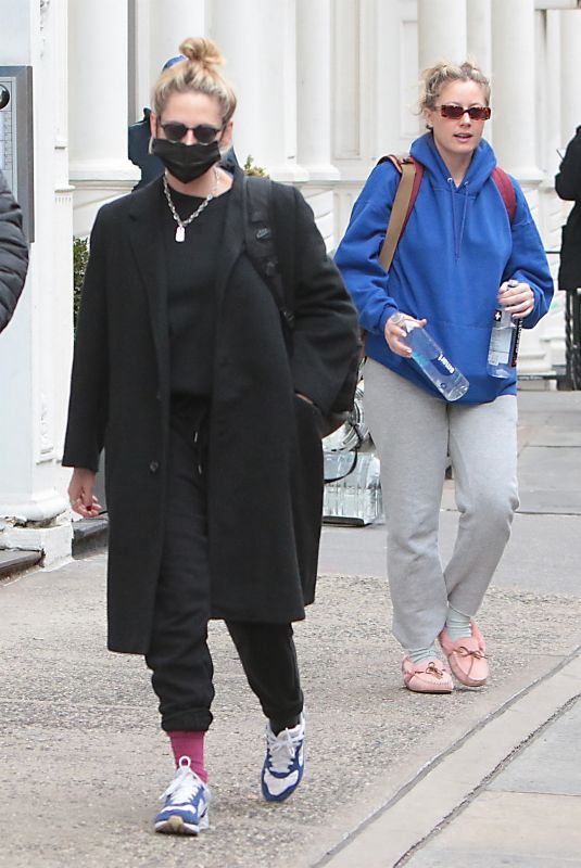 KRISTEN STEWART Out and About in New York 01/25/2022
