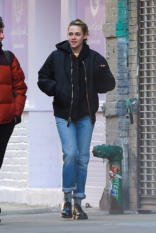 KRISTEN STEWART Out with Friends in New York 01/24/2022 