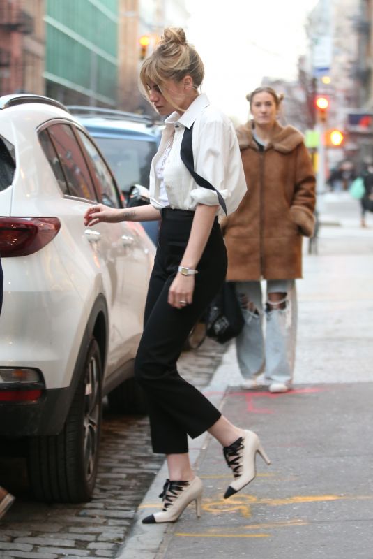 KRISTENS TEWART Leaves Her Apartment in New York 01/24/2022
