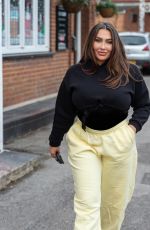 LAUREN GOODGER Heading to a Shop in Essex 01/26/2022