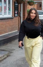 LAUREN GOODGER Heading to a Shop in Essex 01/26/2022
