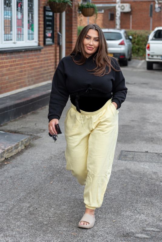 LAUREN GOODGER Heading to a Shop in Essex 01/26/2022