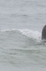  Leighton Meester - gets on her surfboard and shreds some morning waves out in Santa Monica, California | 06.01.2022 