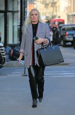 LINDSEY VONN Arrives at Her Home in New York 01/12/2022