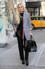 LINDSEY VONN Arrives at Her Home in New York 01/12/2022