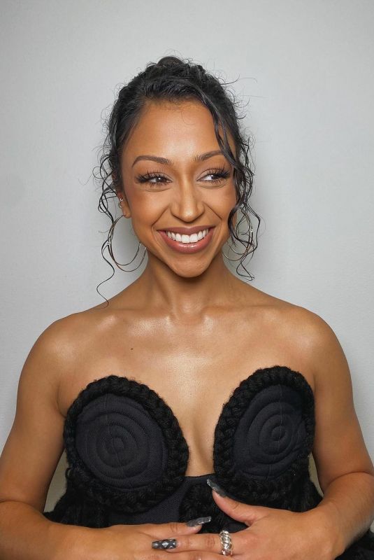 LIZA KOSHY - Instagram Photos 01/08/2022