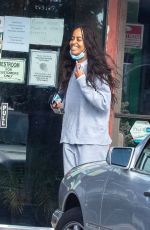 MALIA OBAMA ata a Smoke Shop in Los Feliz 01/23/2022