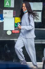 MALIA OBAMA ata a Smoke Shop in Los Feliz 01/23/2022