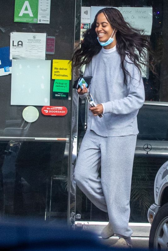 MALIA OBAMA ata a Smoke Shop in Los Feliz 01/23/2022