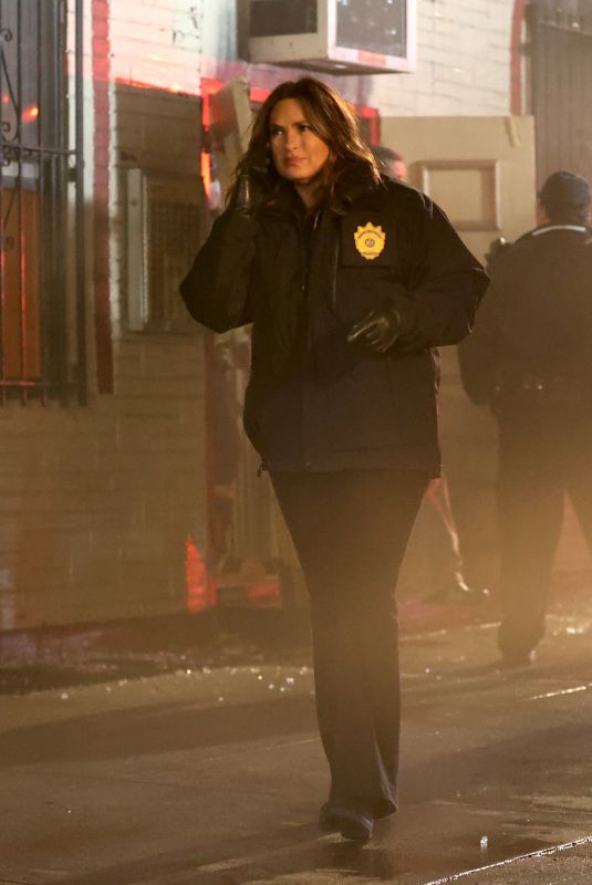 MARISKA HARGITAY and KELLI GIDDISH on the Set of Law and Order: Special Victims Unit in Bushwick 01/04/2022