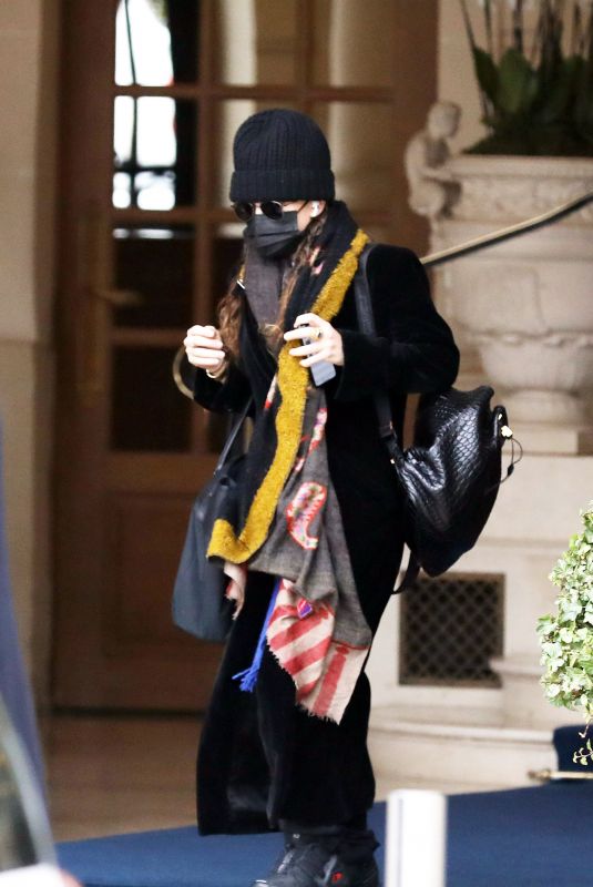 MARY KATE OLSEN Leves Ritz Hotel in Paris 01/25/2022