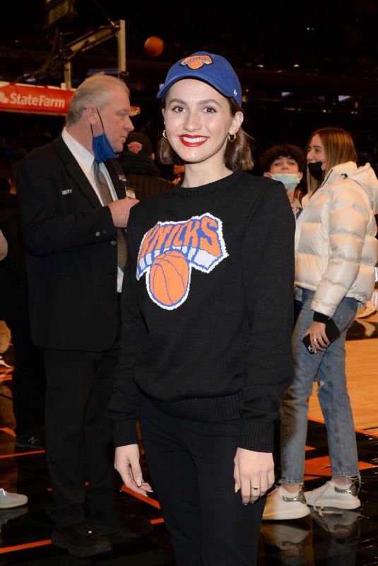 MAUDE APATOW at Knicks Game in New York 01/20/2022