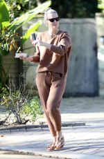 MOLLY SIMS Leaves a Friend