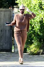 MOLLY SIMS Leaves a Friend