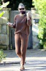 MOLLY SIMS Leaves a Friend