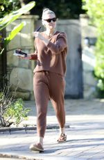 MOLLY SIMS Leaves a Friend