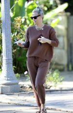 MOLLY SIMS Leaves a Friend