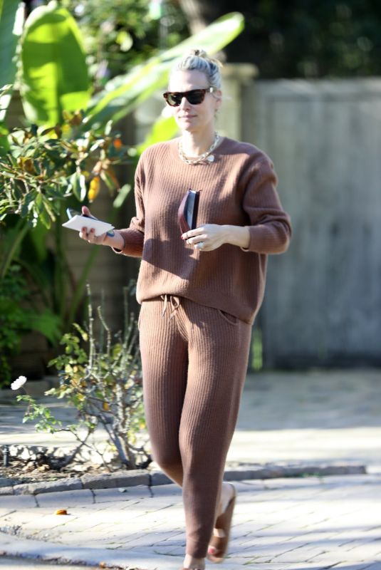 MOLLY SIMS Leaves a Friend