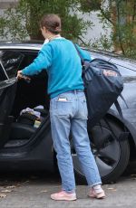 NATALIE PORTMAN Leaves Friend