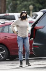 NEVE CAMPBELL and JJ Feild Shopping at  Whole Foods in Los Angeles 01/17/2022