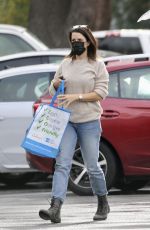 NEVE CAMPBELL and JJ Feild Shopping at  Whole Foods in Los Angeles 01/17/2022