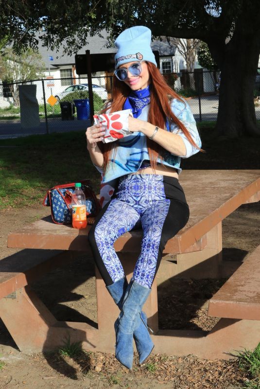 PHOEBE PRICE Eating Chick-Fil-A for Lunch in Los Angeles 01/27/2022
