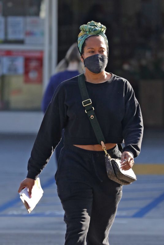 REGINA KING Leaves Chase Bank in Los Angeles 01/04/2022