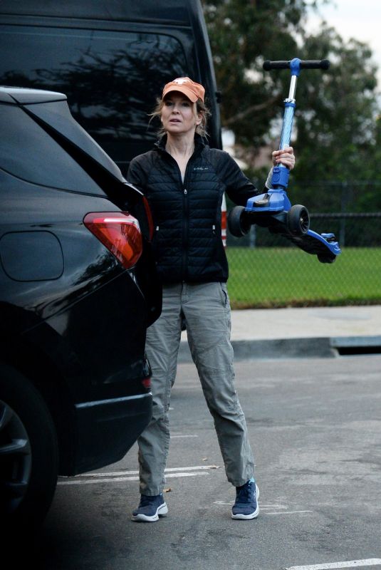 RENEE ZELLWEGER Out in Laguna Beach 01/17/2022