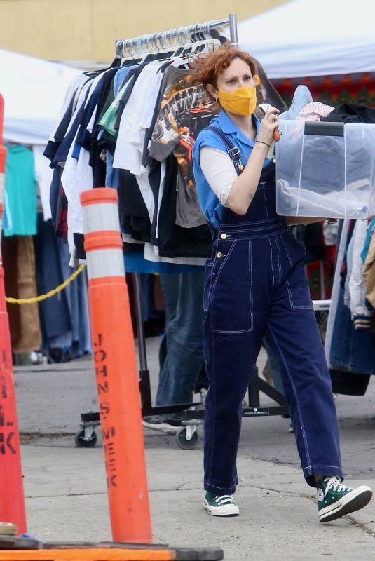 RUMER and SCOUT WILLIS Sell Their Clothes at a Local Flea Market in Silver Lake 01/29/2022