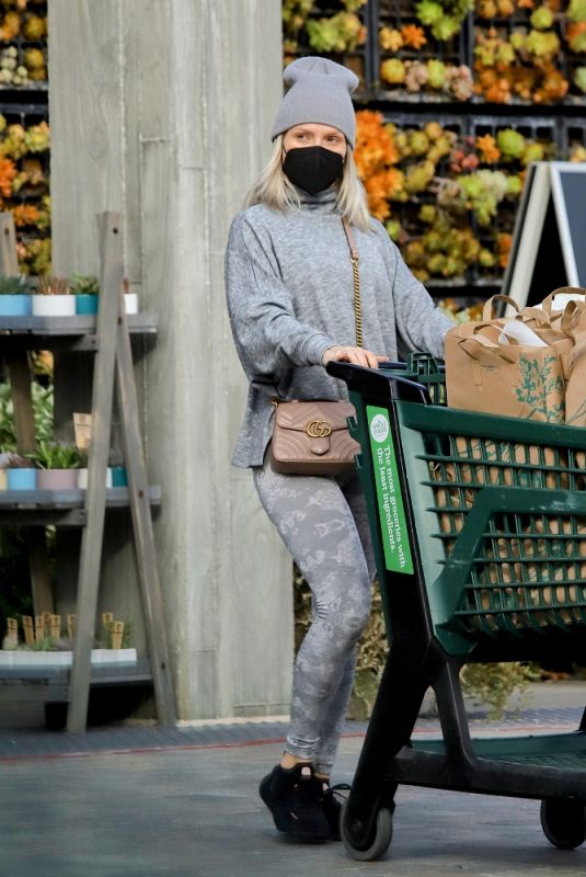 SHARNA BURGESS Out Shopping for Groceries in Malibu 01/13/2022