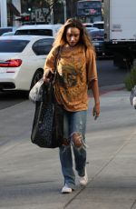 SOMMER RAY Shopping New Workout Gear at ALO Yoga in Los Angeles 01/28/2022