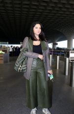 SUNNY LEONA Arrives at Mumbai Airport 12/30/2021