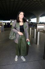 SUNNY LEONA Arrives at Mumbai Airport 12/30/2021