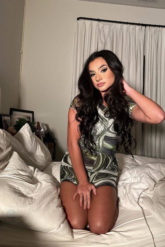 TATI MCQUAY - Instagram Photos 01/23/2022