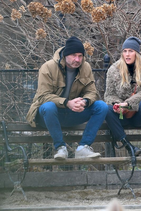 TAYLOR NEISEN and Liev Schreiber at a Dog Park in New York 01/25/2022