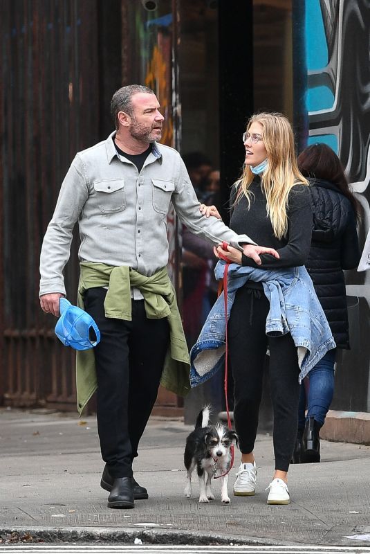 TAYLOR NEISEN and Liev Schreiber Out with Their Dog in New York 01/02/2022