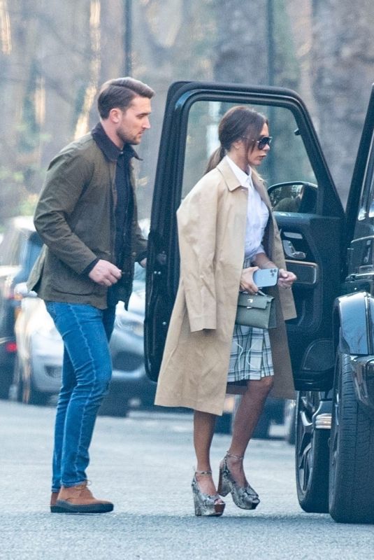 VICTORIA BECKHAM Out and About in London 01/15/2022
