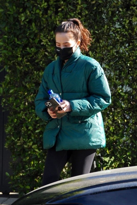 ZOEY DEUTCH Leaves Pilates Class in Los Angeles 01/05/2022
