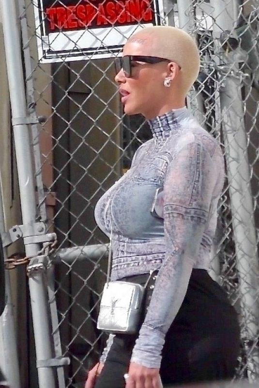 A<BER ROSE Out Smokes Outside of Catch with fFriends in West Hollywood 02/20/2022