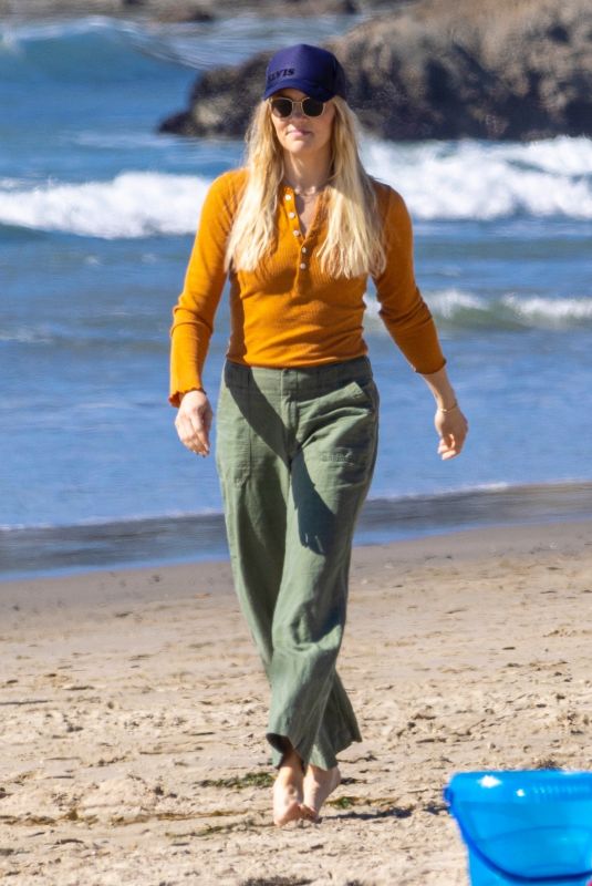 AMANDA KLOOTS Out at a Beach in Malibu 02/06/2022