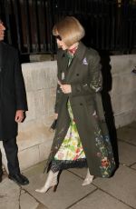ANNA WINTOUR Arrives at Richard Quinn Show at London Fashion Week 02/19/2022