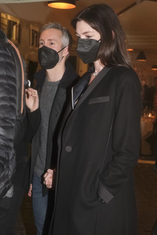 ANNE HATHAWAY and Adam Shulman Out for Dinner Al Pierluigi Restaurant in Rome 02/20/2022